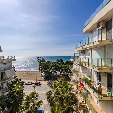 شقة Beachfront With Pool Access By Pikhost