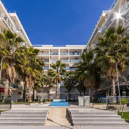 Beachfront With Pool Access By Pikhost