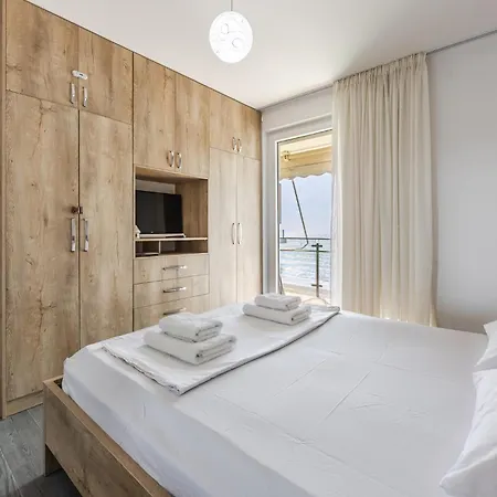 Beachfront With Pool Access By Pikhost