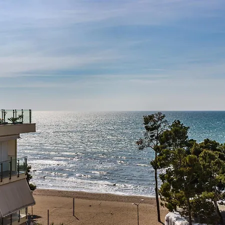 Beachfront With Pool Access By Pikhost شقة