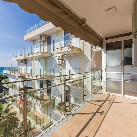 Lägenhet Beachfront With Pool Access By Pikhost *